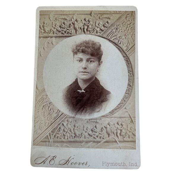 Antique Cabinet Card Photo Early 1900s Vignette Style Print W Faux Bas Relief - Picture 2 of 5